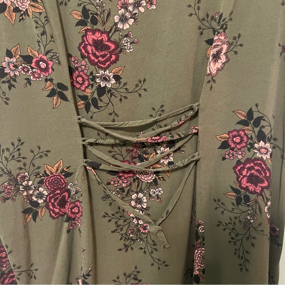 Torrid size 3 or 22/24 olive green floral button up blouse with corset detail! - Picture 7 of 7